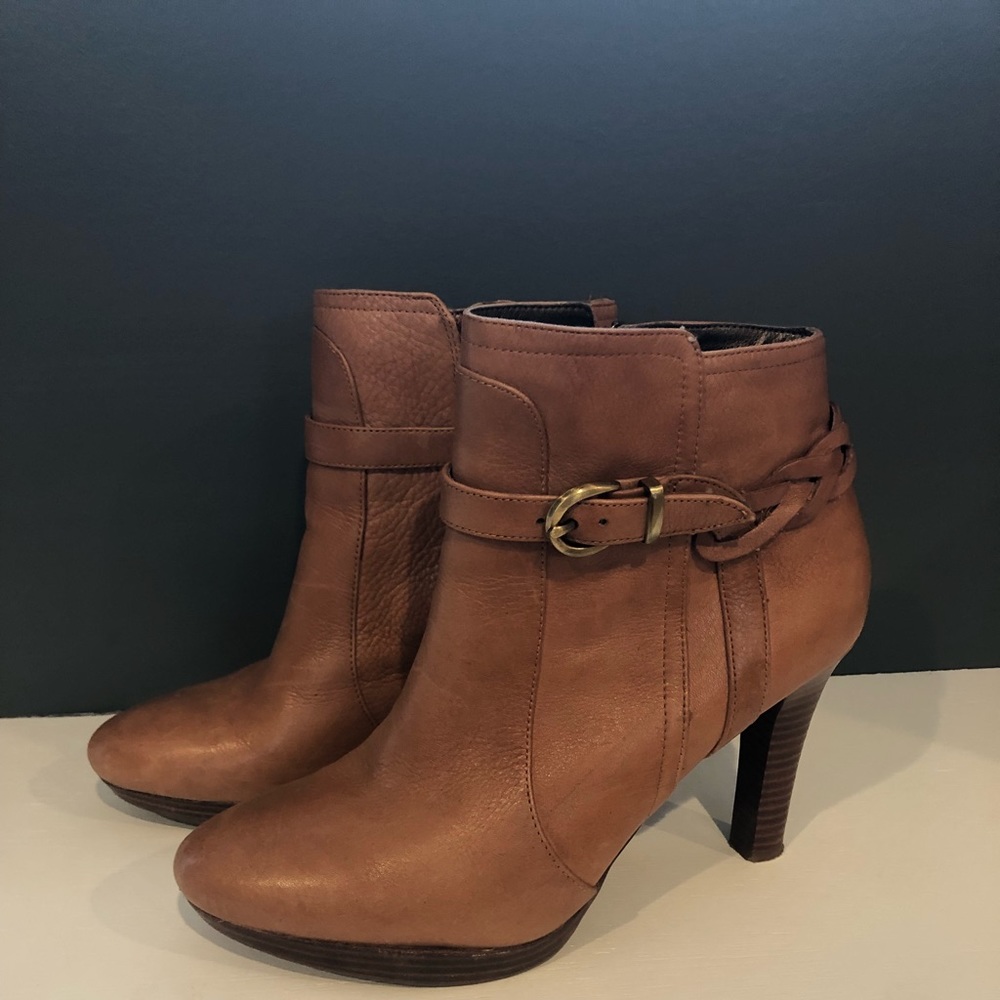 Woman’s Banana Republic Congac Braided Booties 8